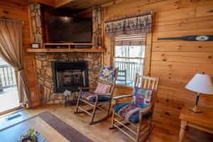 New River Front Log Cabin- 30 Mins to Skiing, Fire Pit, Dogs OK