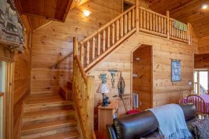 New River Front Log Cabin- 30 Mins to Skiing, Fire Pit, Dogs OK