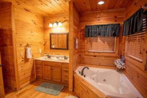 New River Front Log Cabin- 30 Mins to Skiing, Fire Pit, Dogs OK
