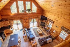 New River Front Log Cabin- 30 Mins to Skiing, Fire Pit, Dogs OK