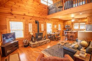 West Jefferson Cabin- Hot Tub, Fireplace, Sleeps 7