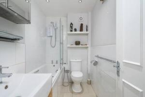 Modern Flat with Workspace few mins from Whitechapel Station