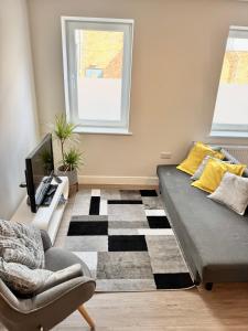 Brand-new flat, King Bed, Sofa Bed with full kitchen, Wi-Fi, self check-in Central location near everything