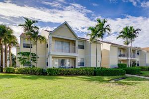 Walk to Beach 1st-Floor Unit with Pool in Melbourne