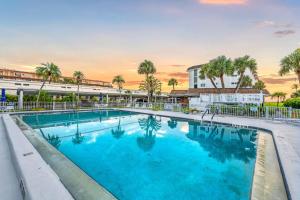 Lido Harbour South - Beachfront Condo with Heated Pool & Sunset Views