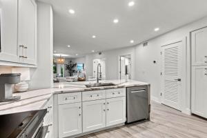 Lido Harbour South - Beachfront Condo with Heated Pool & Sunset Views