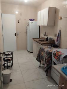 Apartamento amplo na Praia do Morro, com área gourmet, Wi-Fi e garagem, 250 metros da praia