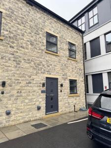 3 Bedroom House with free on site Parking next to the Canal