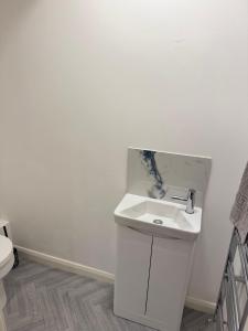 3 Bedroom House with free on site Parking next to the Canal