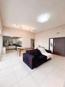 Casa ampla com área de lazer, ar-condicionado, churrasqueira, pátio, 3 quartos