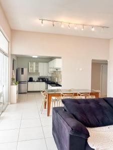 Casa ampla com área de lazer, ar-condicionado, churrasqueira, pátio, 3 quartos