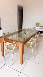 Casa ampla com área de lazer, ar-condicionado, churrasqueira, pátio, 3 quartos