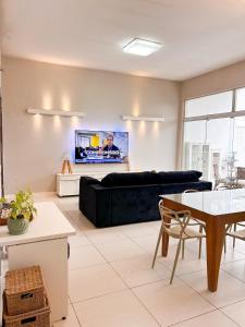 Casa ampla com área de lazer, ar-condicionado, churrasqueira, pátio, 3 quartos