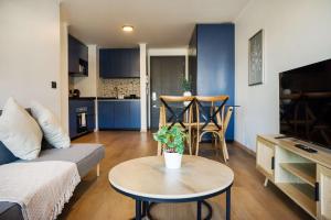 Stylish 2BR Flat for 5 in Lively Las Condes Oasis