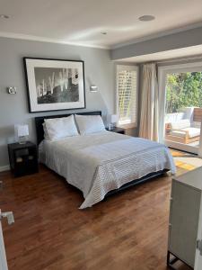 Sunset Strip 5 Star Location w Pool Jacuzzi Cabana BBQ