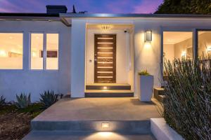 Sunset Strip 5 Star Location w Pool Jacuzzi Cabana BBQ