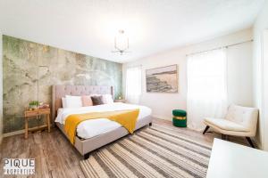 Spa Oasis Home - Hot Tub - King Bed - AC - BBQ - Garage!
