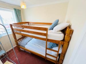 2 Bedroom Chalet SB144, Sandown Bay, Isle of Wight, Dog Friendly, Free Wifi