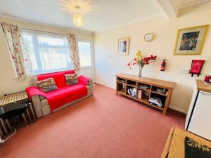 2 Bedroom Chalet SB144, Sandown Bay, Isle of Wight, Dog Friendly, Free Wifi