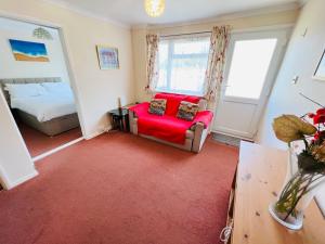 2 Bedroom Chalet SB144, Sandown Bay, Isle of Wight, Dog Friendly, Free Wifi
