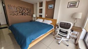 S01 SUITE KING SIZE Premium Frente al TEC CEM con Cocineta WiFi Balcón Parking Terraza