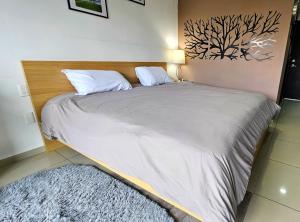 S01 SUITE KING SIZE Premium Frente al TEC CEM con Cocineta WiFi Balcón Parking Terraza