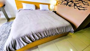 S01 SUITE KING SIZE Premium Frente al TEC CEM con Cocineta WiFi Balcón Parking Terraza