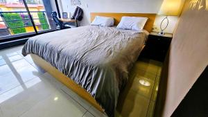 S01 SUITE KING SIZE Premium Frente al TEC CEM con Cocineta WiFi Balcón Parking Terraza