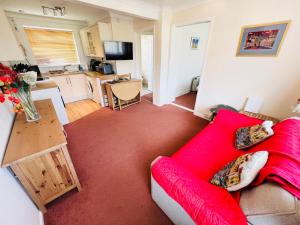 2 Bedroom Chalet SB144, Sandown Bay, Isle of Wight, Dog Friendly, Free Wifi