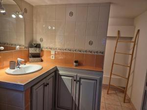 Appartement indépendant dans propriété avec piscine vue Luberon