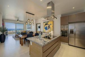 Arch Views, 2 Pools, Gym, Stylish, 2BD, Sleeps 6