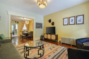 Spacious Broadway Home Downtown Western Modern Charm with parking