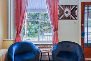 Spacious Broadway Home Downtown Western Modern Charm with parking