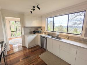 Hill top views, near wineries, sanctuary, main st