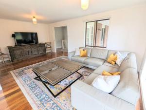 Hill top views, near wineries, sanctuary, main st