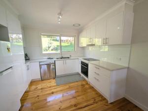 Kookaburra Cottage- views, wineries, sanctuary,