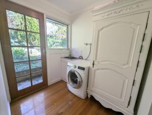 Kookaburra Cottage- views, wineries, sanctuary,