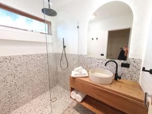 Beach Shack near Grand Prix track. Dog friendly.