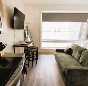 Studio Apt with City View, Rooftop and Gym