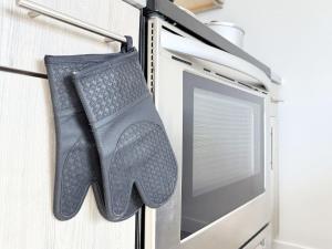 Old City King 1BR near Historic Sites with Gym