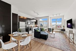 Tasteful Apt in Central Dallas with Parking and Pool