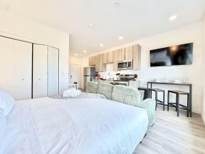 Studio Apt with Skyline Views, King Bed, and Gym