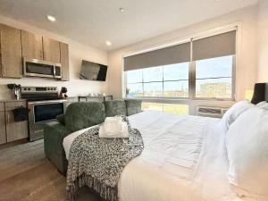 Studio Apt with Skyline Views, King Bed, and Gym