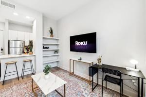 New Apt in DeepEllum with Pool and Parking near Baylor Med