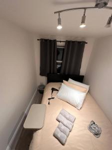 Room 10 mins to Waterloo by tube