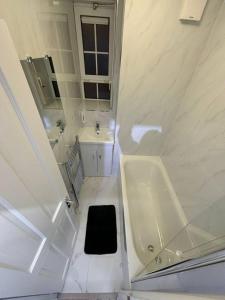 Room 5 minute Walk to Waterloo