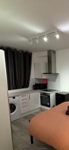 Room 5 minute Walk to Waterloo