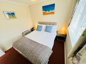 2 Bedroom Chalet SB144, Sandown Bay, Isle of Wight, Dog Friendly, Free Wifi