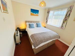 2 Bedroom Chalet SB144, Sandown Bay, Isle of Wight, Dog Friendly, Free Wifi