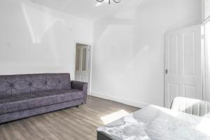 Modern Bury Retreat - Free Parking, Easy Manchester Access